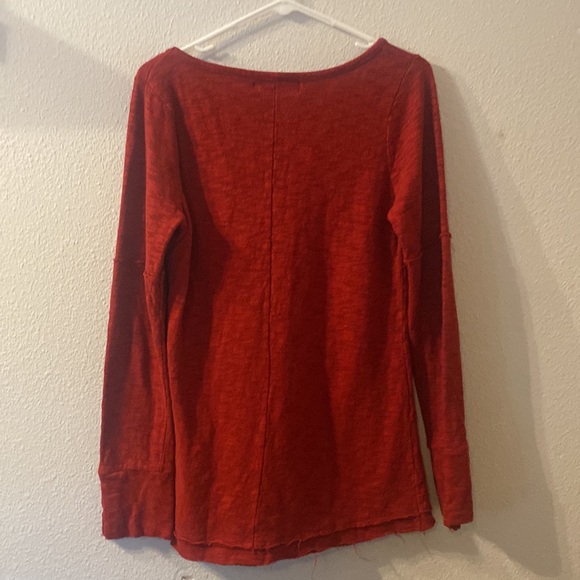 Gemini Mermaids raw hem sweater size is not on it but fits like a medium - Picture 5 of 5